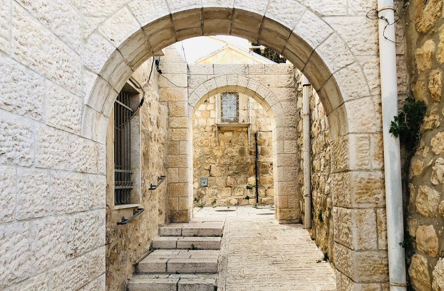 רחוב עם  קשתות מאבן ירושלמית
